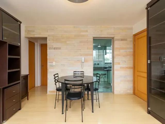 Apartamento 2 quartos e 2 banheiros, para alugar, no bairro Centro Cívico em Curitiba