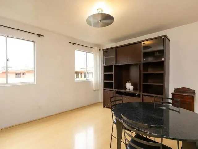 Apartamento 2 quartos e 2 banheiros, para alugar, no bairro Centro Cívico em Curitiba