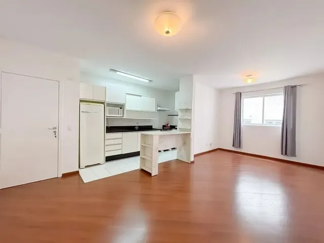 Apartamento 2 quartos e 1 banheiro, para alugar, no bairro Centro em Curitiba
