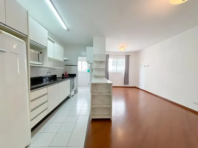 Apartamento 2 quartos e 1 banheiro, para alugar, no bairro Centro em Curitiba