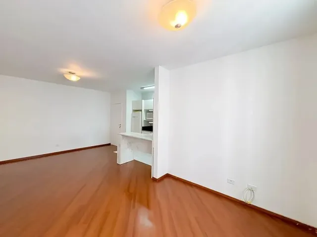 Apartamento 2 quartos e 1 banheiro, para alugar, no bairro Centro em Curitiba