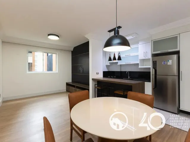 Apartamento 2 quartos e 1 banheiro, para alugar, no bairro Centro em Curitiba