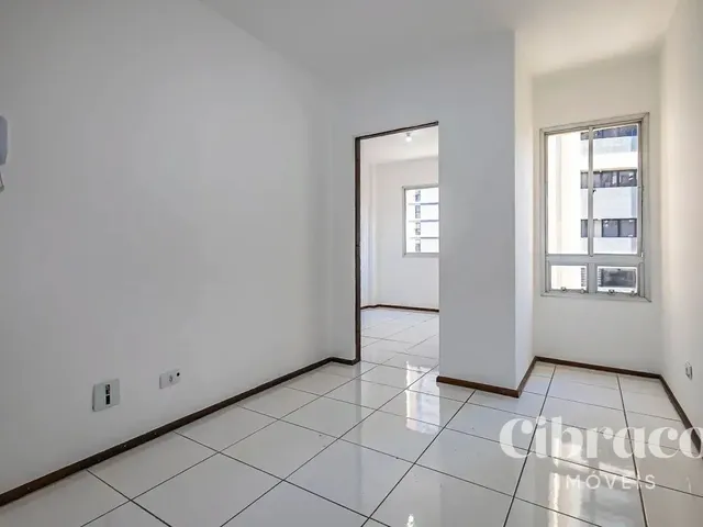 Apartamento 1 quarto e 1 banheiro, para alugar, no bairro Centro em Curitiba
