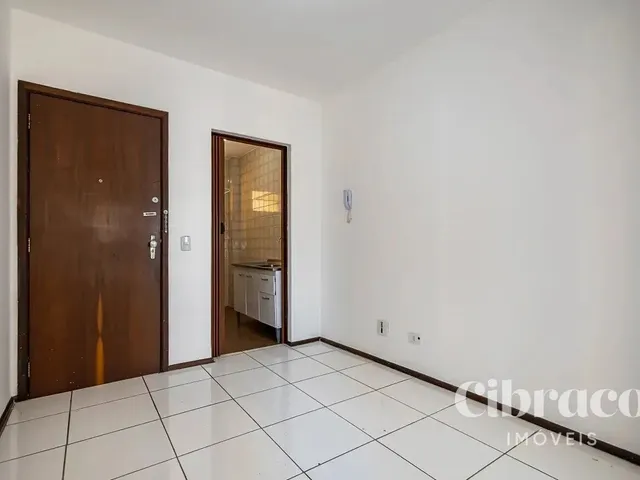 Apartamento 1 quarto e 1 banheiro, para alugar, no bairro Centro em Curitiba
