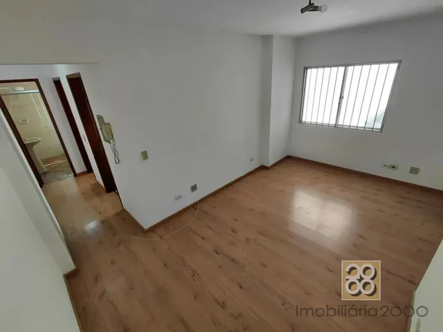 Apartamento 1 quarto e 1 banheiro, para alugar, no bairro Centro em Curitiba