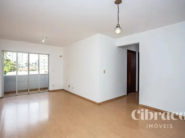 Apartamento 3 quartos e 2 banheiros, para alugar, no bairro Centro em Curitiba