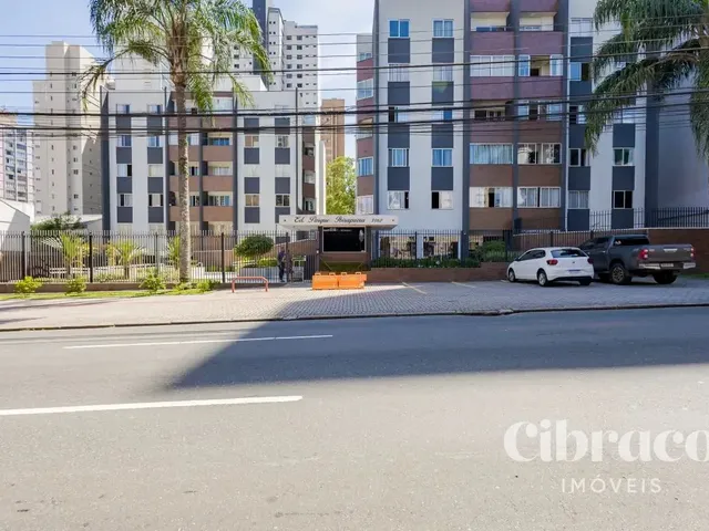 Apartamento 3 quartos e 2 banheiros, para alugar, no bairro Centro em Curitiba