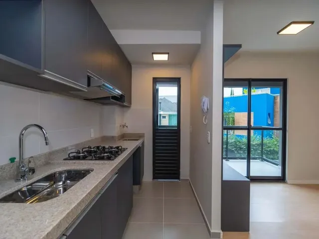 Apartamento 2 quartos e 1 banheiro, à venda, no bairro Campo Comprido em Curitiba