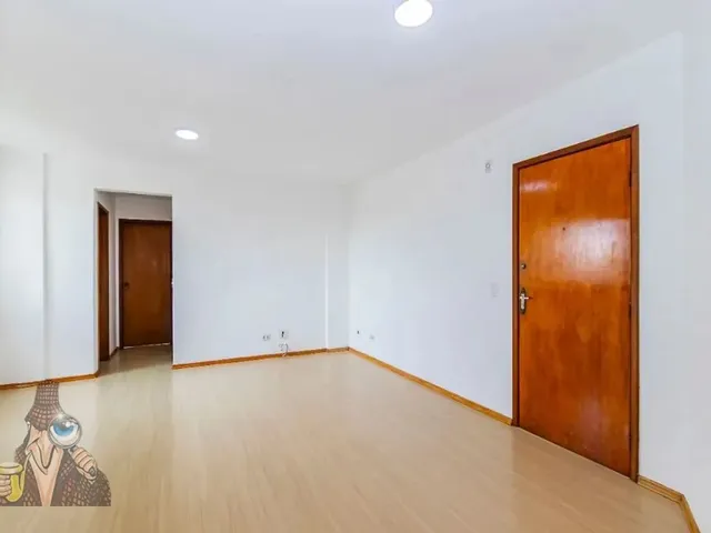 Apartamento 2 quartos e 1 banheiro, para alugar, no bairro Hauer em Curitiba
