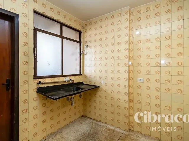 Apartamento 2 quartos e 1 banheiro, para alugar, no bairro Centro em Curitiba