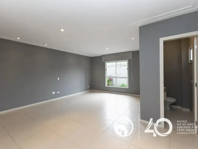 Sobrado 3 quartos e 2 banheiros, para alugar, no bairro Cabral em Curitiba