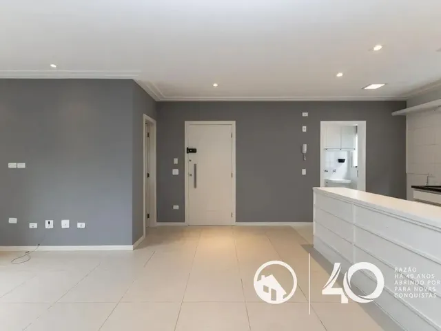 Sobrado 3 quartos e 2 banheiros, para alugar, no bairro Cabral em Curitiba