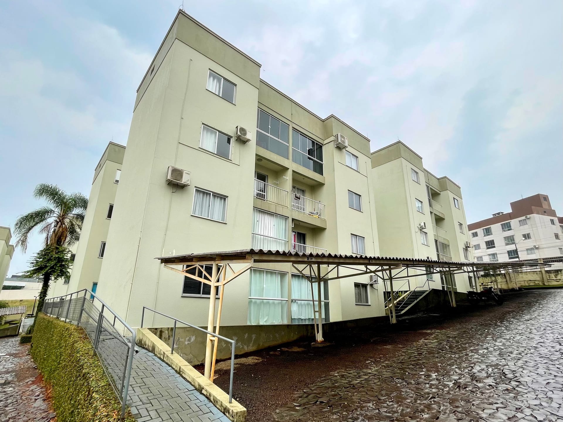 Apartamento para alugar com 2 dormitórios, 1 banheiro, 1 vaga de garagem e 50m² de área privativa no bairro Pinheirinho