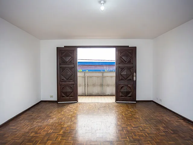 Apartamento 4 quartos e 2 banheiros, para alugar, no bairro Cabral em Curitiba