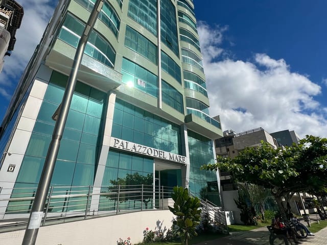 Apartamento com 240m² 4 quartos e 5 banheiros, à venda, no bairro Meia Praia em Itapema