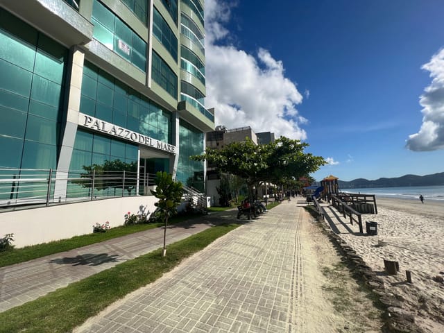 Apartamento com 240m² 4 quartos e 5 banheiros, à venda, no bairro Meia Praia em Itapema