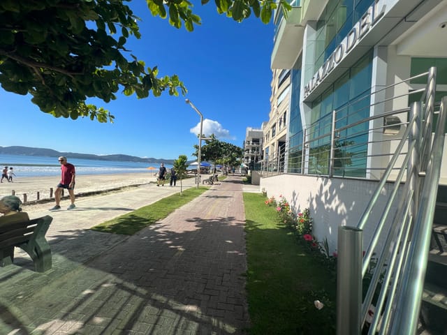 Apartamento com 240m² 4 quartos e 5 banheiros, à venda, no bairro Meia Praia em Itapema
