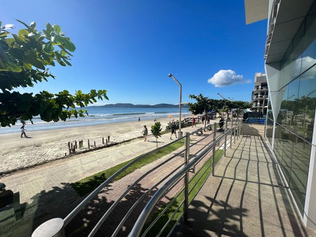 Apartamento com 240m² 4 quartos e 5 banheiros, à venda, no bairro Meia Praia em Itapema
