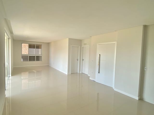 Apartamento com 142m² 3 quartos e 4 banheiros, à venda, no bairro Meia Praia em Itapema