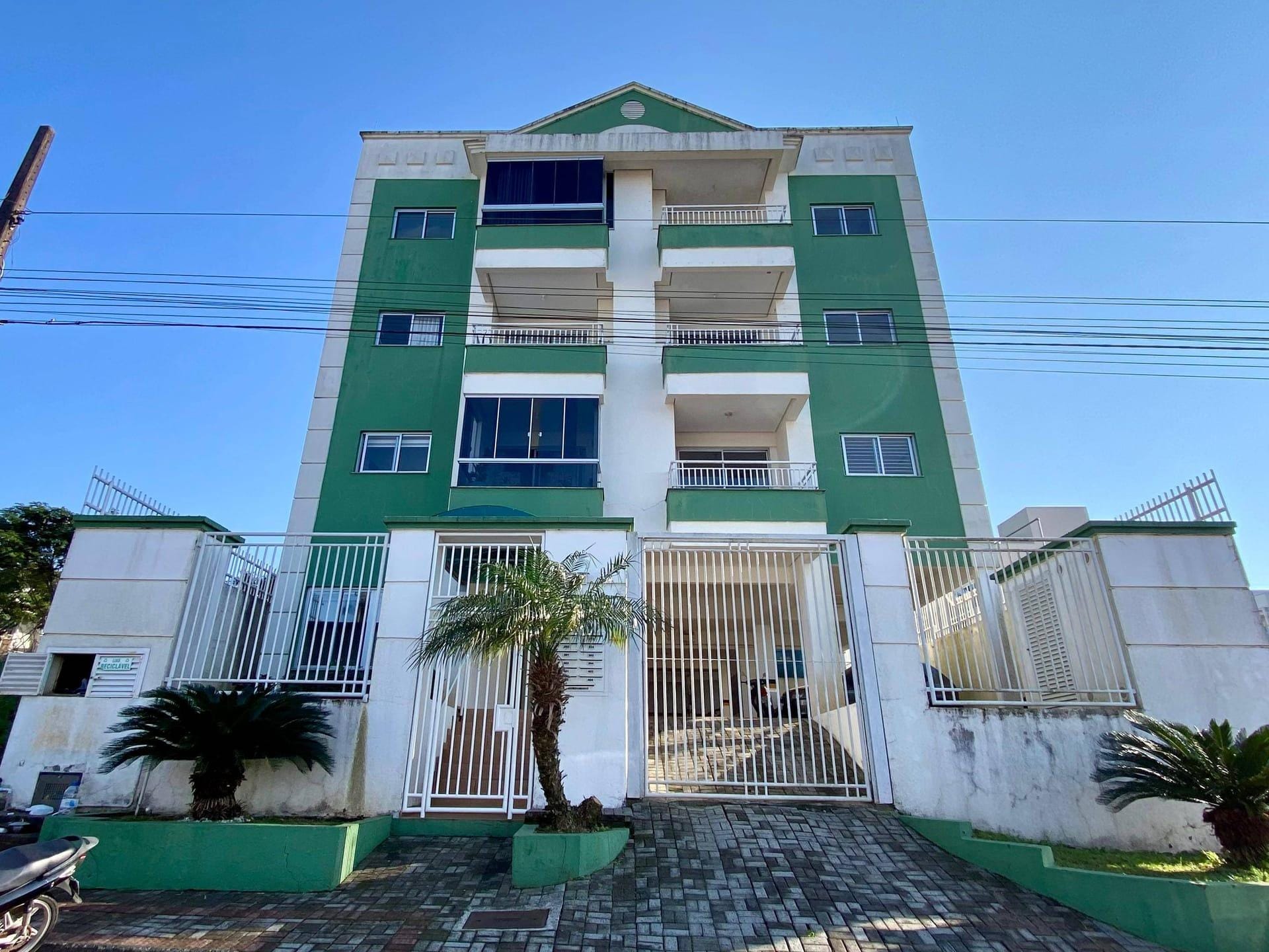Apartamento à venda com 2 dormitórios, 1 banheiro, 1 vaga de garagem e 74m² de área privativa no bairro Passo dos Fortes