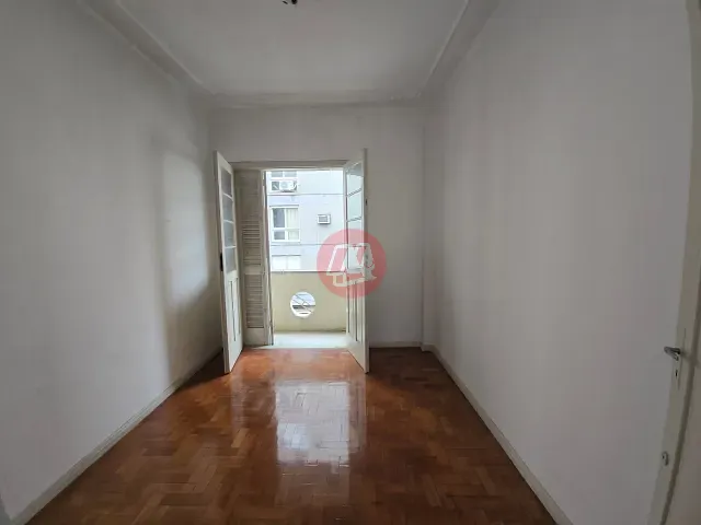 Apartamento com 95m² 3 quartos e 2 banheiros, à venda ou para alugar, no bairro Centro Histórico em Porto Alegre