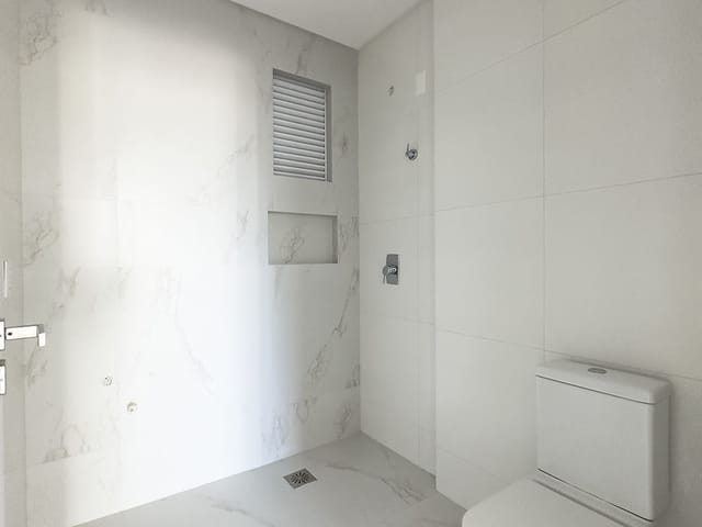 Apartamento com 310m² 4 quartos e 5 banheiros, à venda, no bairro Meia Praia em Itapema