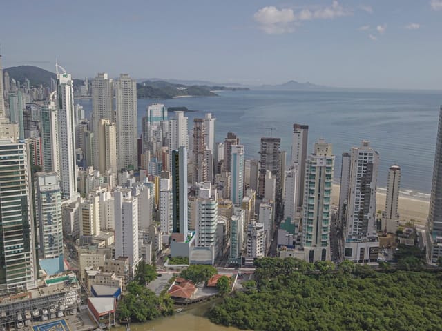 Apartamento com 185m² 4 quartos e 5 banheiros, à venda, no bairro Centro em Balneário Camboriú