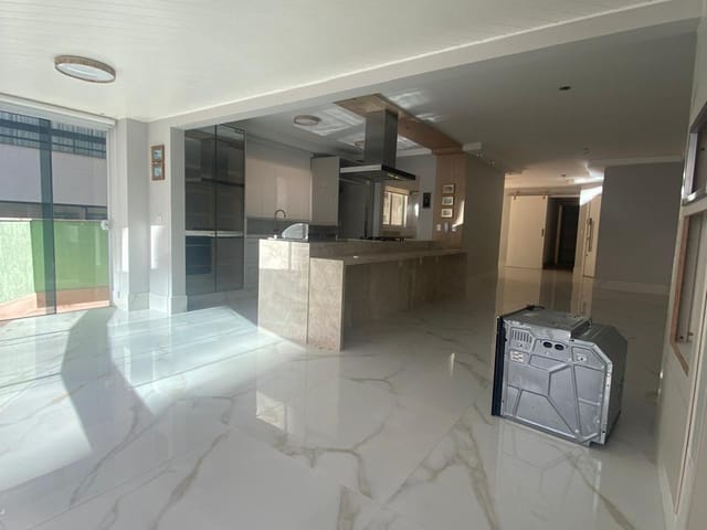 Apartamento com 215m² 3 quartos e 3 banheiros, à venda, no bairro Meia Praia em Itapema