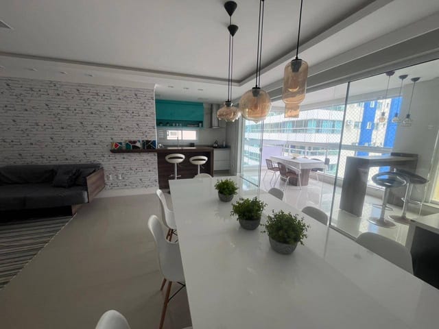 Apartamento com 230m² 3 quartos e 4 banheiros, à venda, no bairro Meia Praia em Itapema