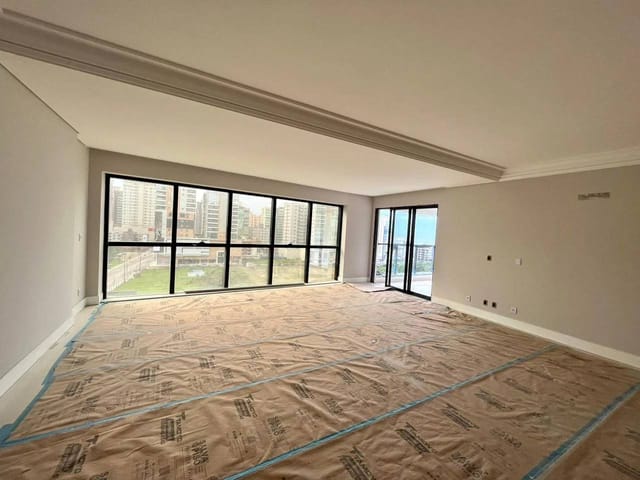 Apartamento com 269m² 4 quartos e 5 banheiros, à venda, no bairro Meia Praia em Itapema