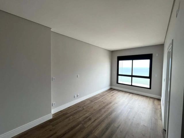 Apartamento com 269m² 4 quartos e 5 banheiros, à venda, no bairro Meia Praia em Itapema