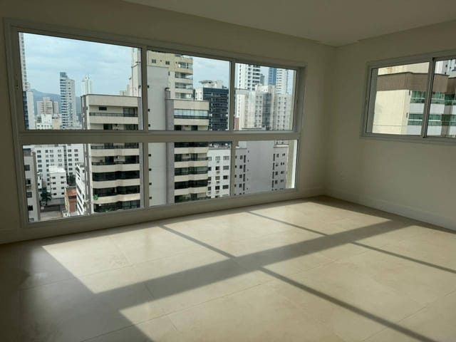 Apartamento com 111m² 3 quartos e 4 banheiros, à venda, no bairro Centro em Balneário Camboriú