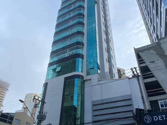 Apartamento com 305m² 4 quartos e 5 banheiros, à venda, no bairro Meia Praia em Itapema