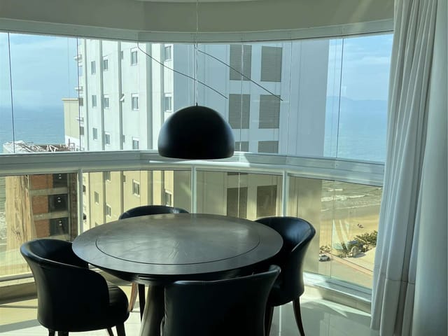 Apartamento com 305m² 4 quartos e 5 banheiros, à venda, no bairro Meia Praia em Itapema