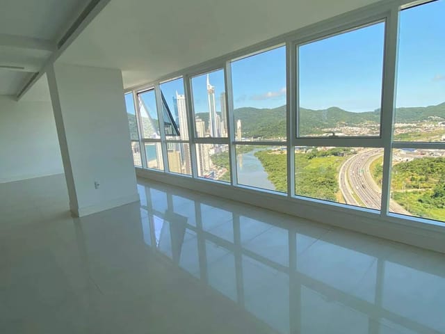 Apartamento com 220m² 4 quartos e 5 banheiros, à venda, no bairro Centro em Balneário Camboriú