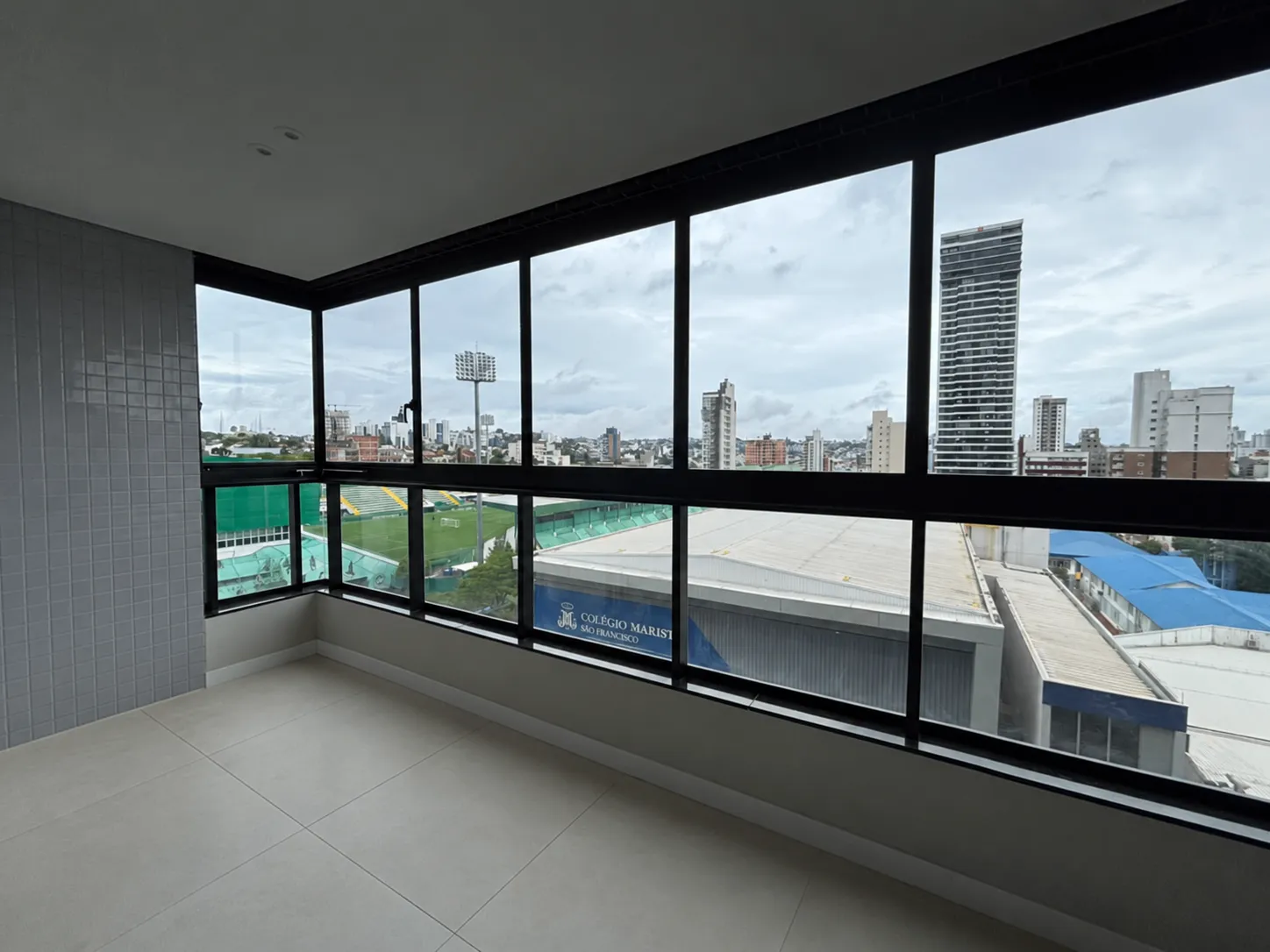 Apartamento à venda com 3 dormitórios, 2 banheiros, 2 vagas de garagens e 185m² de área privativa no bairro Centro