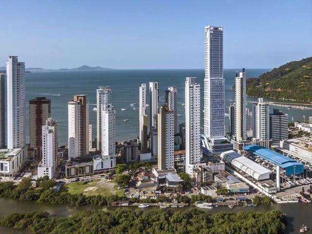 Apartamento com 194m² 4 quartos e 5 banheiros, à venda, no bairro Centro em Balneário Camboriú