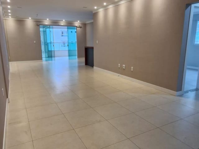 Apartamento com 175m² 4 quartos e 5 banheiros, à venda, no bairro Meia Praia em Itapema