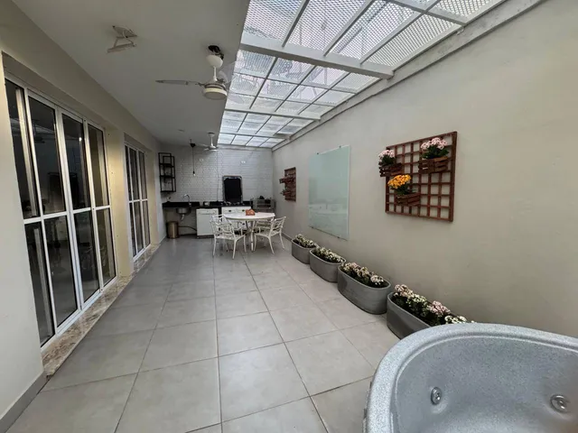 Sobrado com 300m² 4 quartos e 6 banheiros, à venda, no bairro Brooklin Paulista em São Paulo