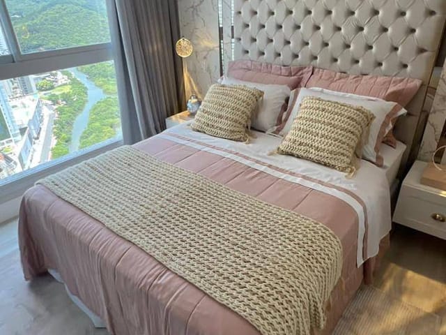 Apartamento com 297m² 4 quartos e 5 banheiros, à venda, no bairro Centro em Balneário Camboriú