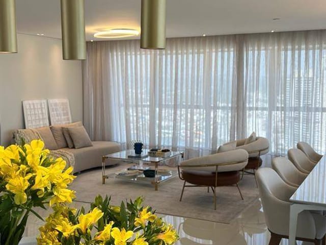 Apartamento com 297m² 4 quartos e 5 banheiros, à venda, no bairro Centro em Balneário Camboriú