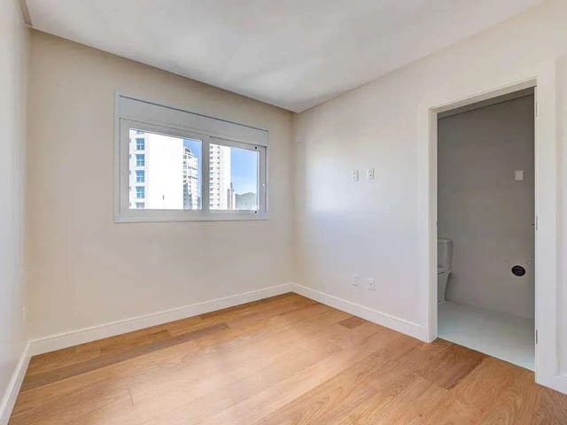 Apartamento com 160m² 3 quartos e 4 banheiros, à venda, no bairro Pioneiros em Balneário Camboriú