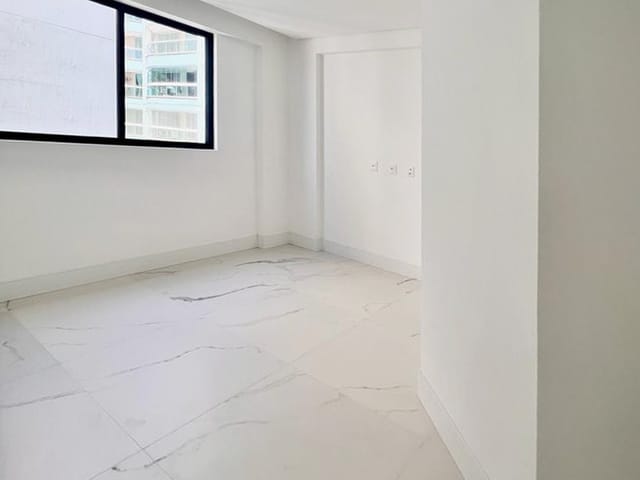 Apartamento com 127m² 3 quartos e 4 banheiros, à venda, no bairro Meia Praia em Itapema