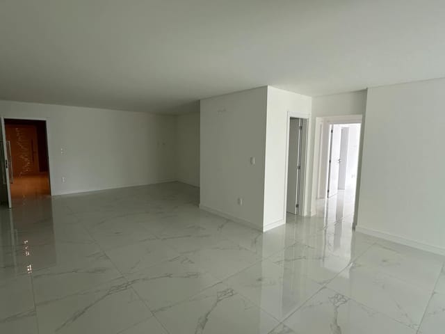 Apartamento com 160m² 3 quartos e 4 banheiros, à venda, no bairro Meia Praia em Itapema