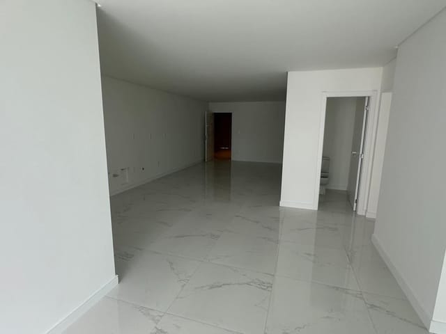 Apartamento com 160m² 3 quartos e 4 banheiros, à venda, no bairro Meia Praia em Itapema