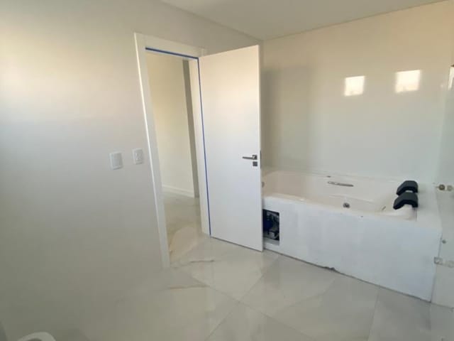 Apartamento com 366m² 4 quartos e 5 banheiros, à venda, no bairro Meia Praia em Itapema