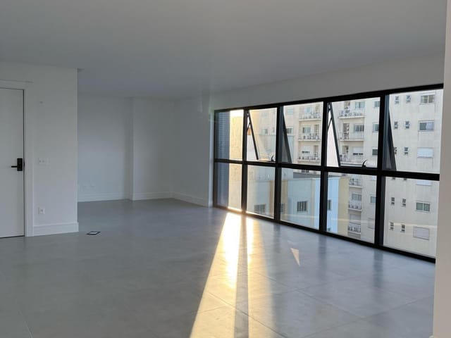 Apartamento com 207m² 4 quartos e 5 banheiros, à venda, no bairro Meia Praia em Itapema