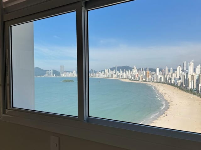 Apartamento com 310m² 4 quartos e 5 banheiros, à venda, no bairro Pioneiros em Balneário Camboriú