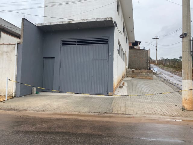 Foto do Galpão / Barracão - Oportunidade comercial: Barracão para locação da sua empresa, ótima localização no bairro Santo Antônio em Louveira, SP. | UF AGENTES IMOBILIÁRIOS