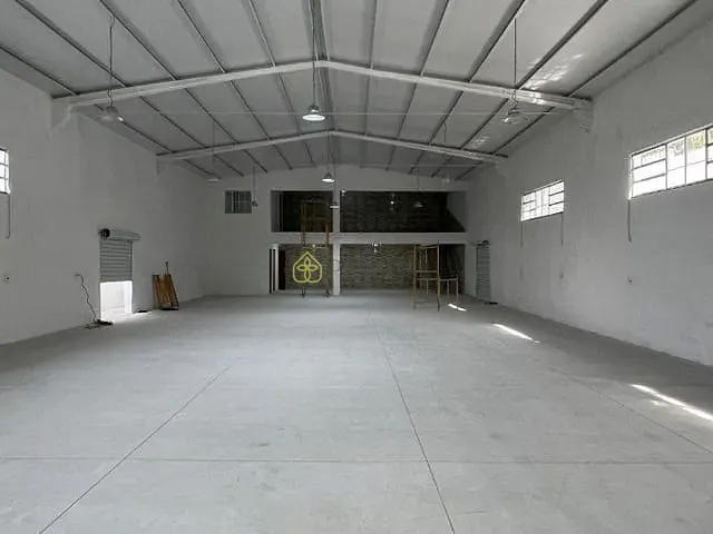 Galpão / Barracão com 600m², para alugar, no bairro Centro em Porto Real
